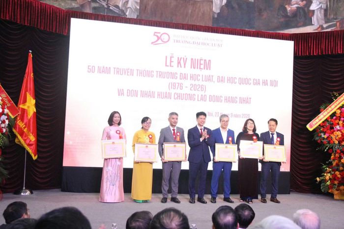 Phó Giám đốc Thường trực ĐHQGHN Nguyễn Hiệu tặng Bằng khen của Giám đốc ĐHQGHN cho các cá nhân có thành tích xuất sắc.