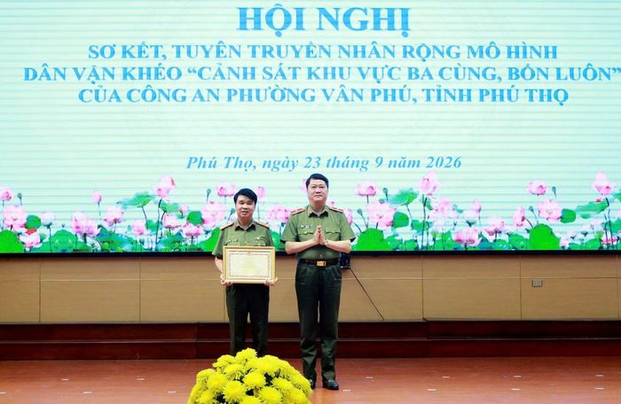 Thừa uỷ quyền, Thiếu tướng Nguyễn Viết Giang, Cục trưởng Cục Xây dựng phong trào bảo vệ an ninh Tổ quốc trao Bằng khen của Bộ trưởng Bộ Công an tặng Đại tá Nguyễn Văn Công, Phó Giám đốc Công an tỉnh Phú Thọ vì đã có thành tích xuất sắc.