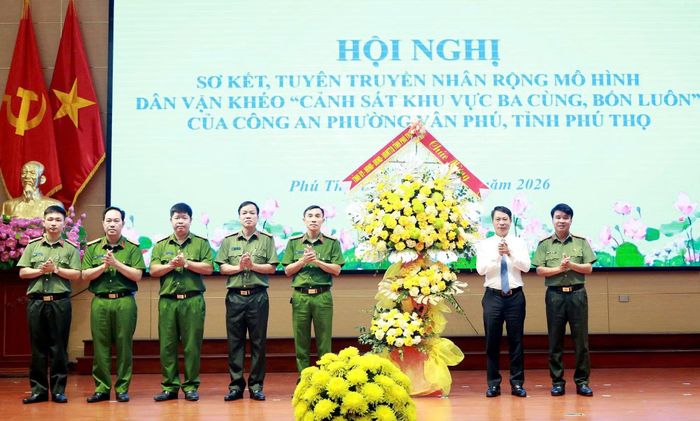  Đồng chí Nguyễn Khắc Hiếu, Phó Chủ tịch UBND tỉnh Phú Thọ tặng hoa chúc mừng ﻿Công an phường Vân Phú. 