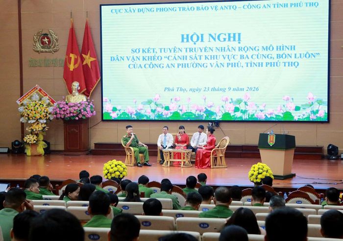 Các đại biểu giao lưu, chia sẻ kinh nghiệm thực hiện mô hình dân vận khéo "Cảnh sát khu vực 3 cùng, 4 luôn" của Công an phường Vân Phú.