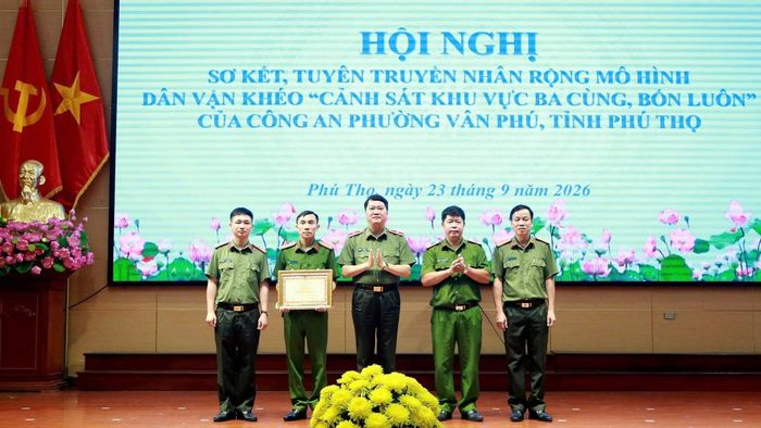 Thừa uỷ quyền, Thiếu tướng Nguyễn Viết Giang, Cục trưởng Cục Xây dựng phong trào bảo vệ an ninh Tổ quốc trao Bằng khen của Bộ trưởng Bộ Công an tặng tập thể có thành tích xuất sắc.