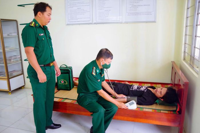 Cán bộ Quân y kiểm tra sức khỏe các ngư dân.