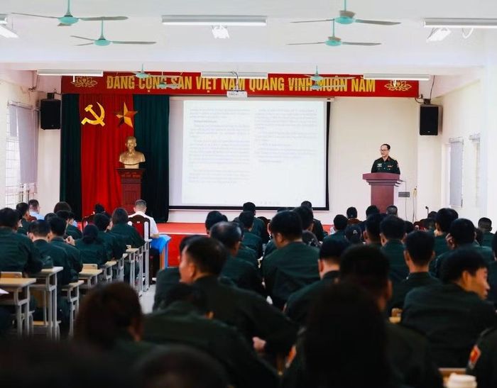 Thượng tá Nguyễn Xuân Long, Phó chánh văn phòng chuyên trách, Văn phòng Thường trực Bộ Công an về GGHB LHQ phát biểu tại lễ khai giảng.