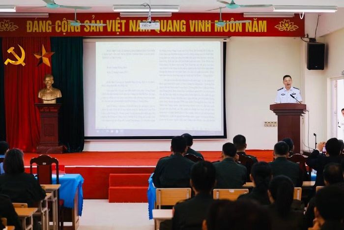 Đồng chí Vương Hồng Quân, Bí thư Đảng ủy Trung tâm Huấn luyện Cảnh sát GGHB Trung Quốc phát biểu tại lễ khai giảng.