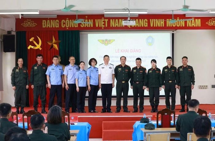 Lãnh đạo Văn phòng Thường trực Bộ Công an về GGHB LHQ, Ban Chỉ huy Đơn vị Cảnh sát GGHB số 1 chụp ảnh lưu niệm cùng đoàn công tác thuộc Trung tâm Huấn luyện cảnh sát GGHB Trung Quốc.