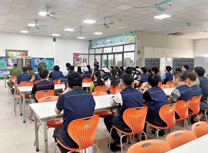 Công an TP Bắc Ninh tuyên truyền về phòng chống tội phạm cho công nhân.