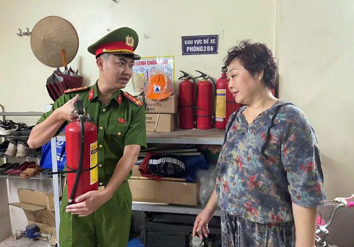 Đại úy Nguyễn Tiến Đức, cán bộ Đội CC&CNCH khu vực số 12 hướng dẫn người dân tại các khu nhà trọ, nhà ở kết hợp cho thuê kiểm tra tình trạng hoạt động bình chữa cháy.