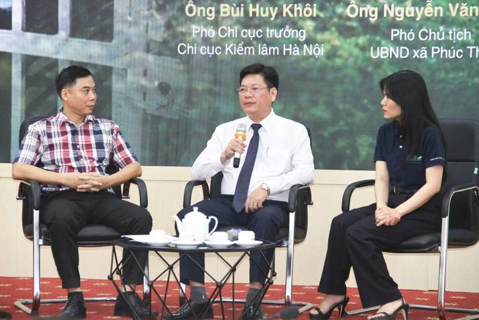 Phó Chủ tịch UBND xã Phúc Thọ Nguyễn Văn Công đang trao đổi tại chương trình.