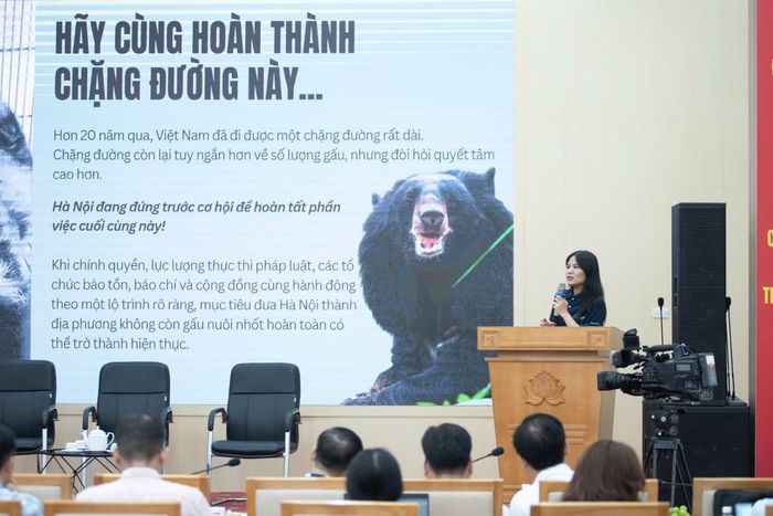 Bà Bùi Thị Hà, Phó Giám đốc ENV chia sẻ tại tọa đàm.