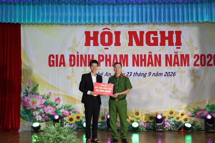 Các mạnh thường quân ủng hộ “Quỹ tấm lòng vàng” của đơn vị.