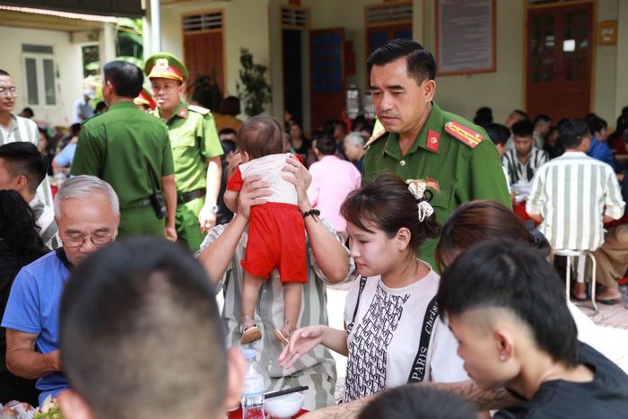 Ban Giám thị Trại giam chi sẻ niềm vui trong bữa cơm đoàn viên của các phạm nhân.