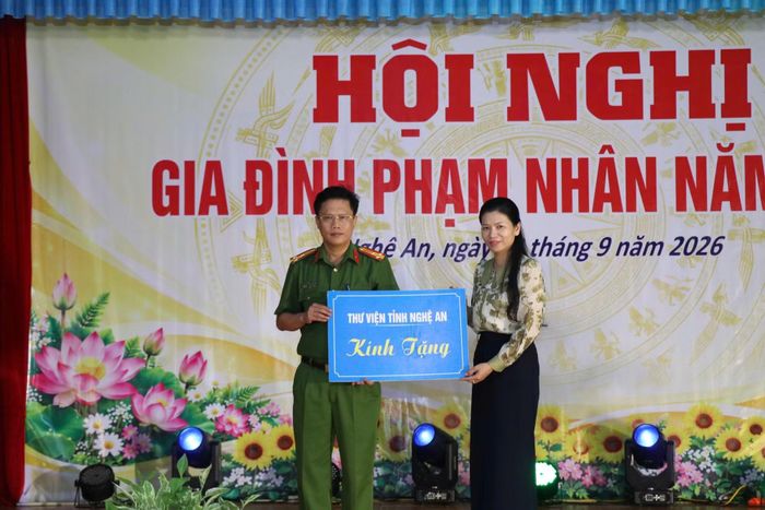 Món quà ý nghĩa từ Thư viện tỉnh Nghệ An trao tặng.