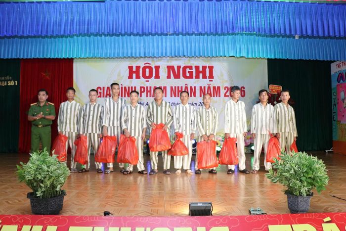 Đại tá Cao Ngọc Diện, Giám thị Trại giam số 3 tặng quà cho các phạm nhân.