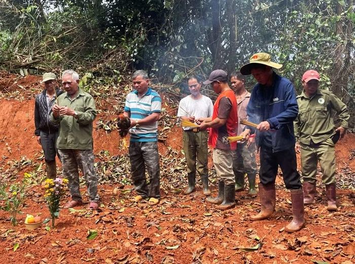 Bà con nhân dân ở xã Đạ Tẻh 2 thống nhất di dời mồ mả để thi công dự án cao tốc Bảo Lộc - Liên Khương.