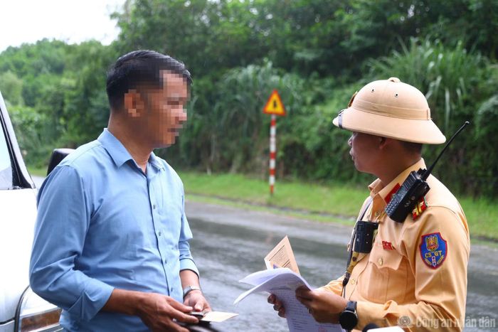 Cảnh sát làm việc với tài xế xe khách.