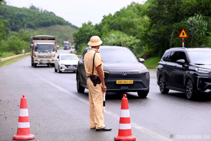 Tổ CSGT làm nhiệm vụ trên tuyến Hòa Lạc - Hòa Bình.