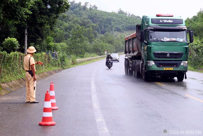 Tổ công tác dừng kiểm tra các phương tiện theo quy định.