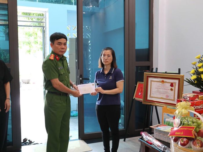 Đại diện Công an tỉnh Hưng Yên trao hỗ trợ tới gia đình Trung tá Trần Văn Tùng.