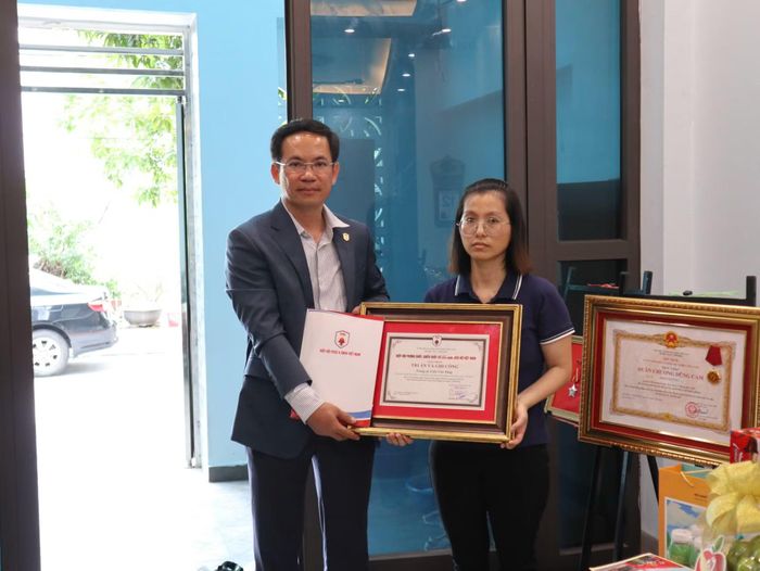 Đại diện Hiệp hội PCCC và CNCH Việt Nam truy tặng Bằng tri ân và ghi công, trao hỗ trợ tới gia đình Trung tá Trần Văn Tùng.