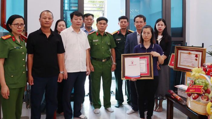 Đoàn công tác chụp ảnh cùng gia đình Trung tá Trần Văn Tùng.