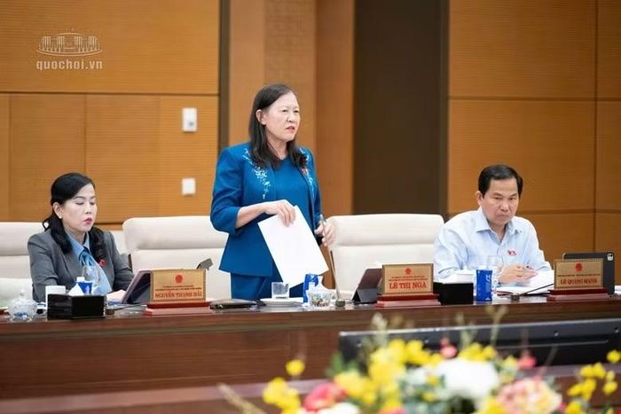 Chủ nhiệm Uỷ ban Dân nguyện và Giám sát Lê Thị Nga thảo luận tại phiên họp.