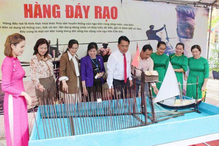 Khu vực trưng bày hiện vật tại lễ hội.