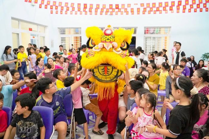 Tổ chức Trung thu cho trẻ em có hoàn cảnh khó khăn.