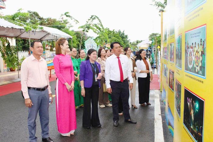 Các đại biểu tham quan triển lãm về quá trình hình thành và phát triển văn hóa – lịch sử Cần Giờ tại Lễ hội Nghinh Ông.