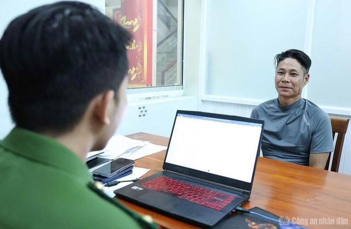 Cán bộ Công an làm việc với Trần Hùng Hậu.