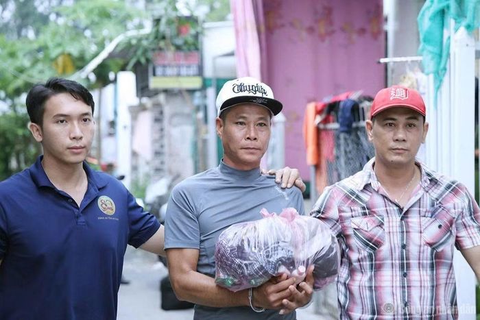 Đối tượng Trần Hùng Hậu (ở giữa) bị cán bộ Phòng Cảnh sát hình sự Công an tỉnh An Giang bắt giữ.