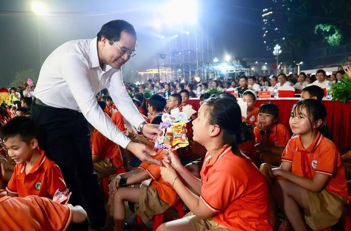 Bí thư Tỉnh ủy Trịnh Xuân Trường tặng quà tới các em thiếu nhi.