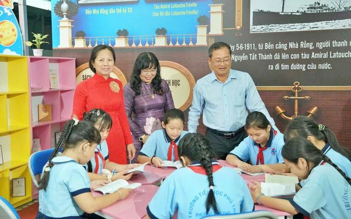 Lãnh đạo phường Phú Thọ cùng tham quan Không gian văn hoá Hồ Chí Minh với cô trò Trường Tiểu học Phú Thọ.