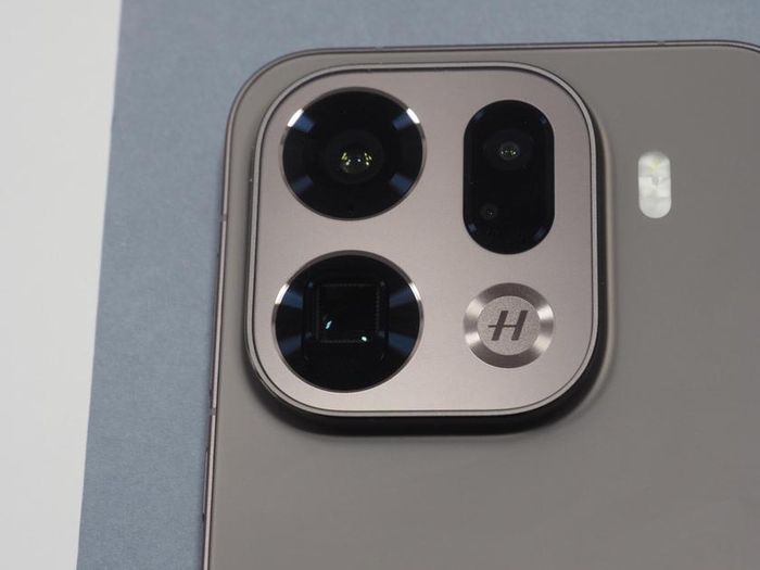 3 ống kính camera: 1 ống kính góc rộng chính, 1 ống kính siêu rộng và 1 ống kính tele dạng kính tiềm vọng với khẩu độ f/2.1 và khả năng ổn định hình ảnh quang học CIPA 7.5 stop.