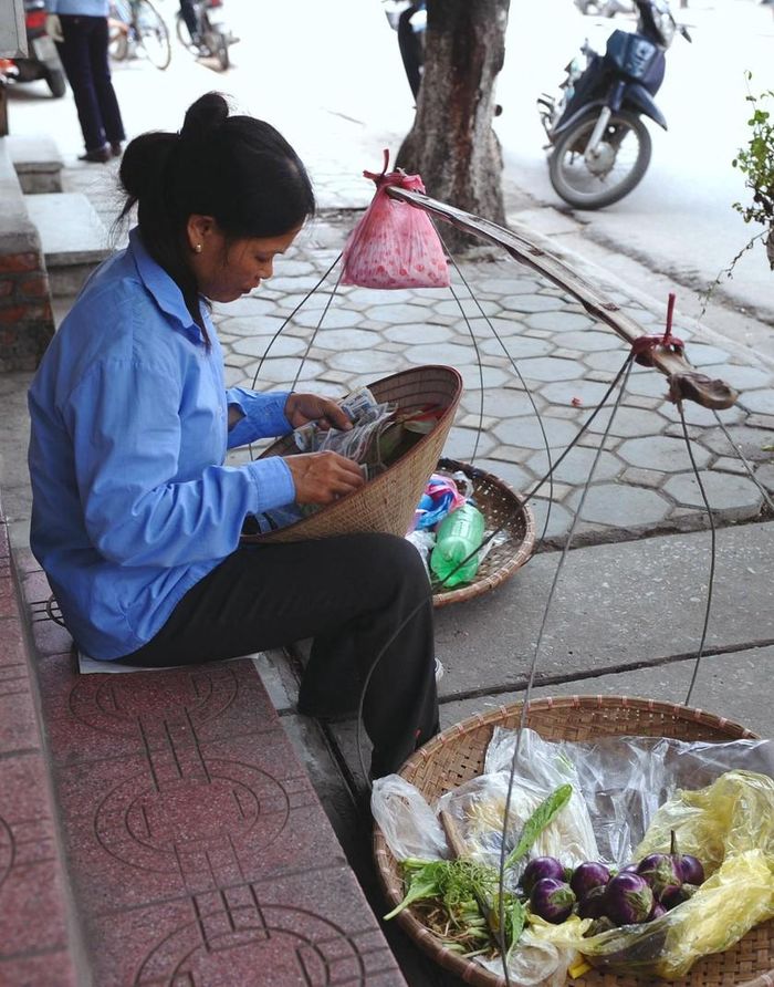 Mẹ tôi cũng như bao người phụ nữ tảo tần khác, chắt chiu từng đồng tiền lẻ từng gánh hàng rong.