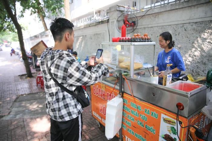 Những lần thanh toán bằng app ngân hàng không mang lại cảm giác rõ ràng về số tiền đang hao hụt đi.