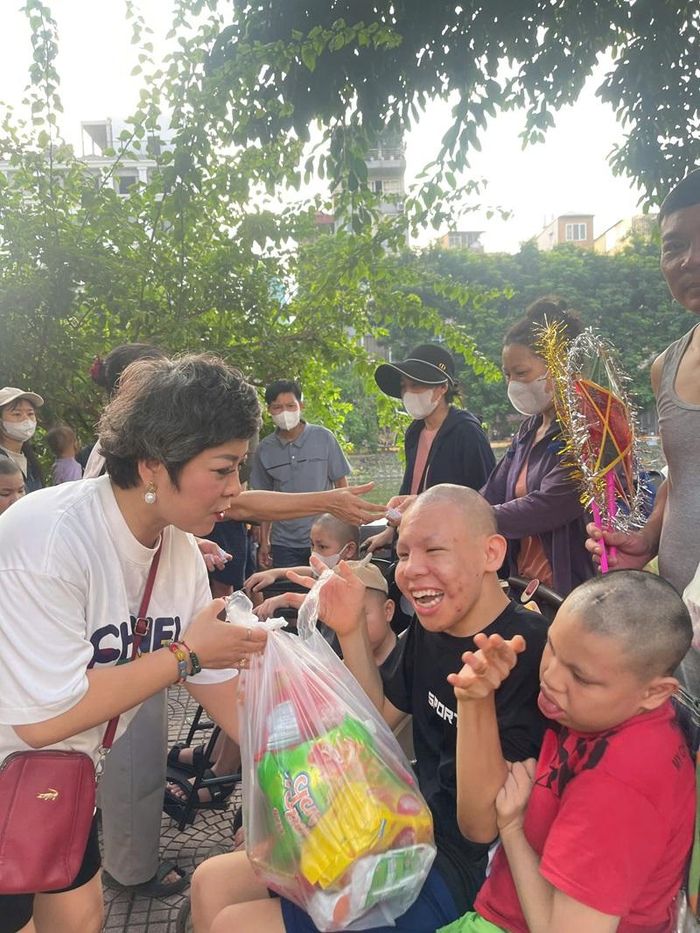 Trao gửi yêu thương tới các "chiến binh nhí" ở Xóm trọ Viện Nhi