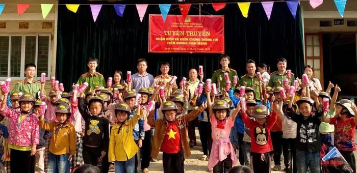 Trao mũ bảo hiểm đạt chuẩn cho học sinh Trường Phổ thông cơ sở Hồng An, xã Xuân Trường.