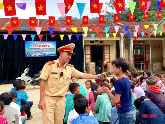 Học sinh Trường Phổ thông cơ sở Hồng An, xã Xuân Trường tham gia giao lưu, trả lời câu hỏi về an toàn giao thông tại chương trình.