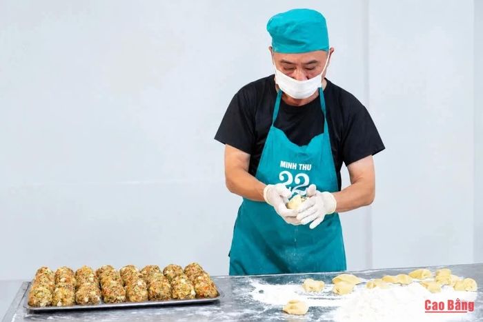 Ông Nông Ích Lân tỉ mỉ tạo hình từng chiếc bánh Trung thu.