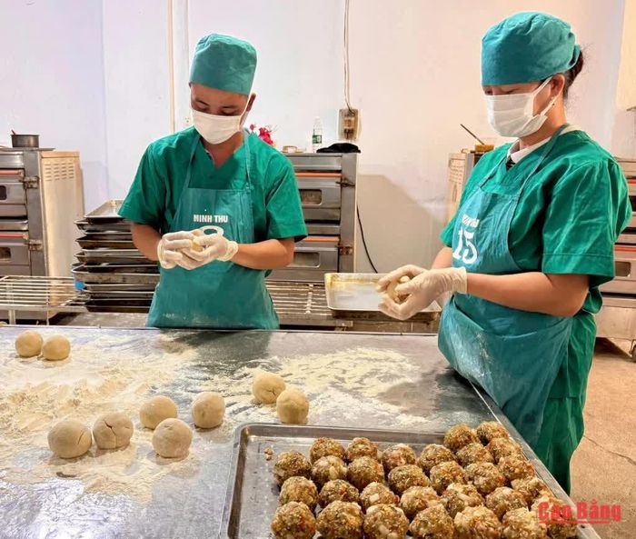 Làm bánh Trung thu tại cơ sở Minh Thu khi vào vụ.