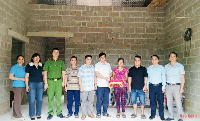 Xã Nguyễn Huệ trao hỗ trợ cho gia đình bà Chu Thị Miên, thôn Phan Thanh.