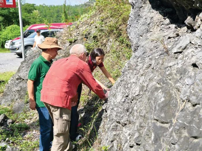 Khảo sát di sản địa chất tại điểm di sản mỏ Vonfram, xã Thành Công.