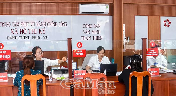 Theo UBND tỉnh Cà Mau, từ khi vận hành chính quyền địa phương 2 cấp, điều kiện làm việc của công chức, viên chức và người lao động cơ bản được duy trì ổn định, chế độ, chính sách được thực hiện đầy đủ, kịp thời.