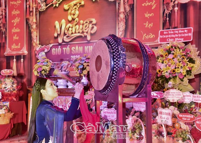 Nghệ sĩ Ưu tú Mỹ Hạnh, Phó Giám đốc Nhà hát Cao Văn Lầu, thực hiện nghi thức đánh trống khai lễ.