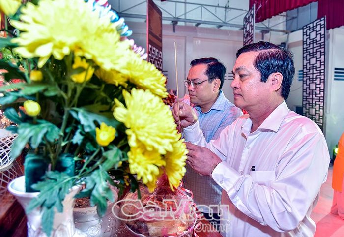 Phó Chủ tịch UBND tỉnh Huỳnh Chí Nguyện (bên phải) và Phó Chủ tịch UBND tỉnh Ngô Vũ Thăng dâng hương.