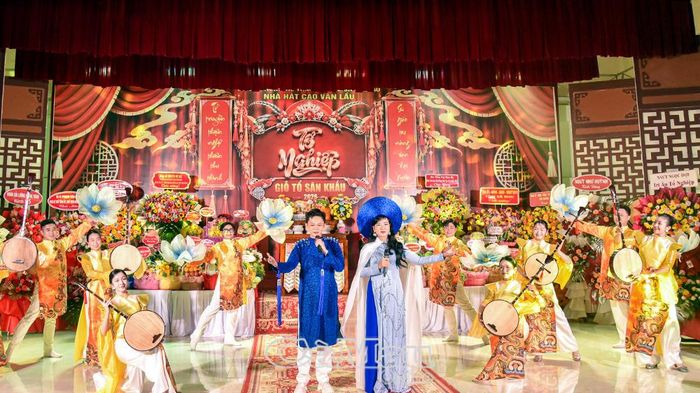 Tiết mục “Trăm năm gấm hoa” tôn vinh nghệ thuật sân khấu Việt Nam.