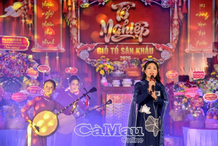 Tiết mục “Dạ cổ hoài lang” do Nghệ sĩ Ưu tú Mỹ Hạnh, Phó Giám đốc Nhà hát Cao Văn Lầu, thể hiện.
