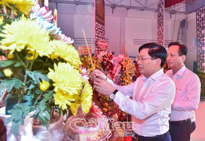 Đồng chí Đặng Văn Dũng, Uỷ viên Ban Chấp hành Trung ương Đảng, Phó Bí thư Thường trực Tỉnh uỷ (bên trái) và đồng chí Phạm Văn Thiều, Phó Bí thư Tỉnh uỷ, Chủ tịch HĐND tỉnh, dâng hương bàn thờ Tổ nghiệp sân khấu tại Đoàn Cải lương Cao Văn Lầu.