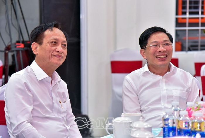 Phó Bí thư Thường trực Tỉnh uỷ Đặng Văn Dũng (bên phải) và Phó Bí thư Tỉnh uỷ, Chủ tịch HĐND tỉnh Phạm Văn Thiều dự chương trình kỷ niệm Ngày Sân khấu Việt Nam tại Đoàn Cải lương Cao Văn Lầu.