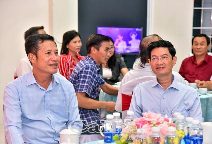 Đồng chí Trần Hữu Phước, Uỷ viên Ban Thường vụ Tỉnh uỷ, Trưởng ban Nội chính Tỉnh uỷ (bên trái) và đồng chí Trương Đăng Khoa, Uỷ viên Ban Thường vụ Tỉnh uỷ, Bí thư Đảng uỷ, Chủ tịch HĐND phường Tân Thành, cùng các đại biểu tham dự chương trình.